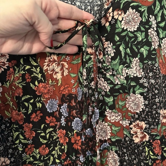 TORRID 00 0X XL Red Pink Floral Challis Empire Top R $46 - Picture 4 of 10